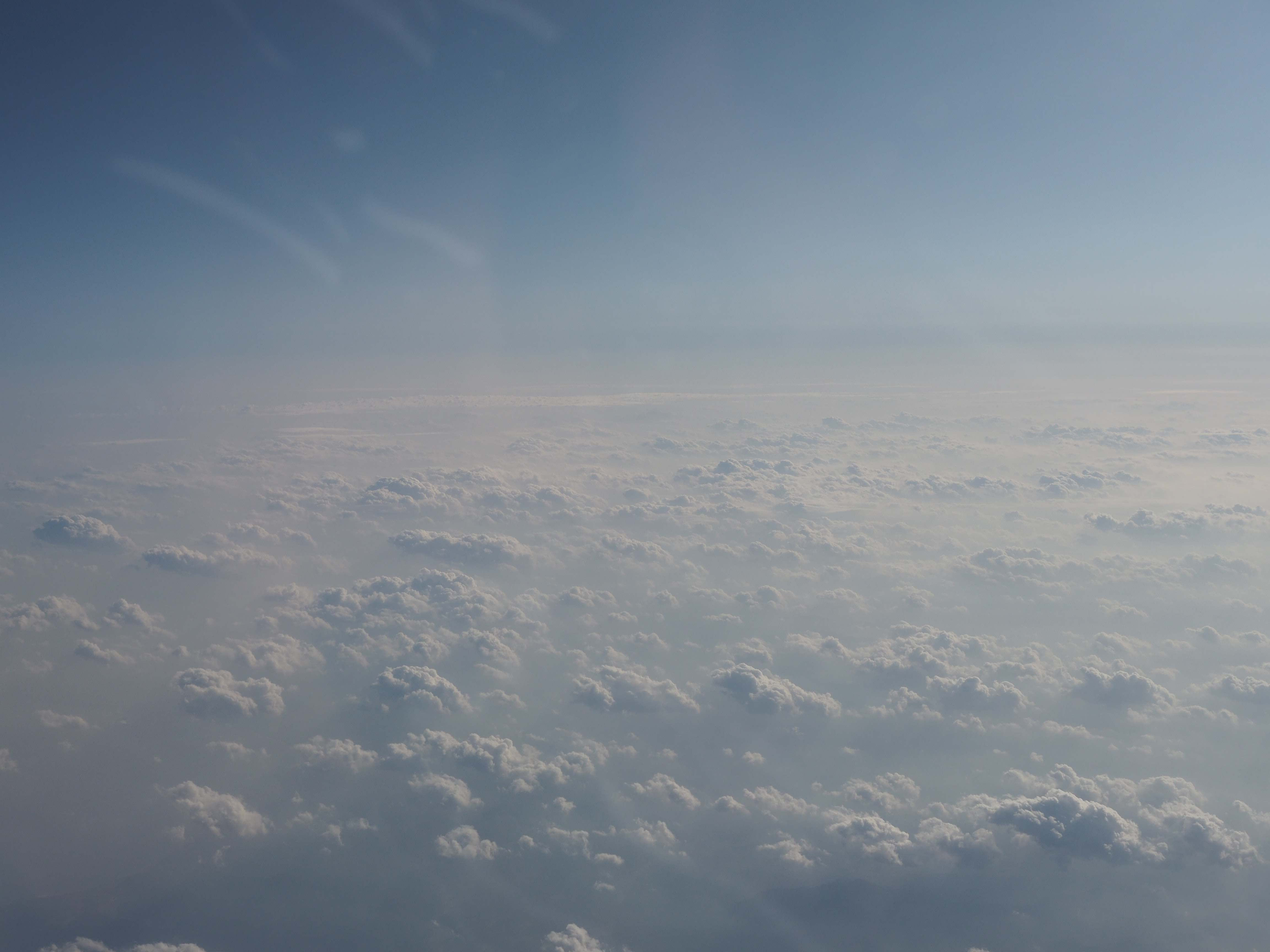 从客机舷窗处拍到的壮观云海1