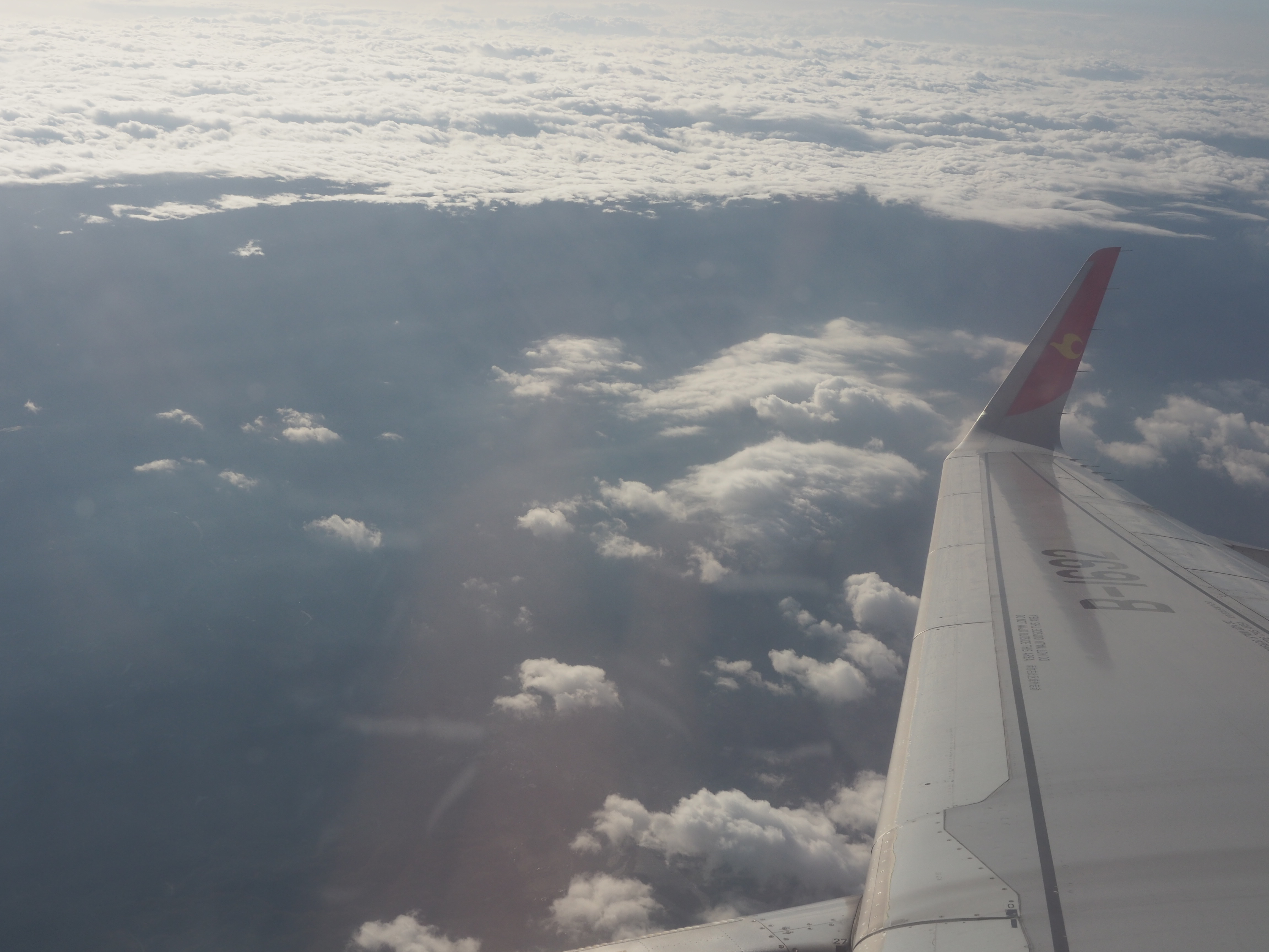 客机机翼与远处的云海交相辉映